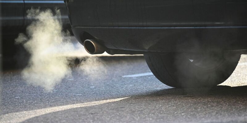 Die Deutsche Umwelthilfe will, dass BMW und Mercedes-Benz untersagt wird, in Zukunft Neuwagen mit klimaschädlichen Verbrennungsmotoren zu verkaufen. (Symbolbild) - Foto: Katharina Kausche/dpa