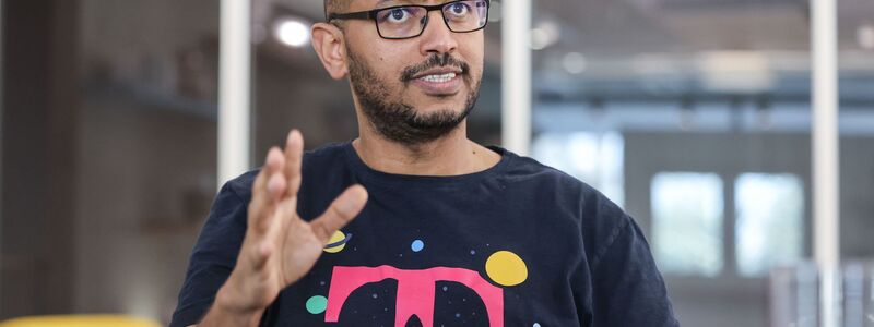 Telekom-Technologievorstand Abdu Mudesir möchte bald loslegen mit dem KI-Assistenten. - Foto: Oliver Berg/dpa