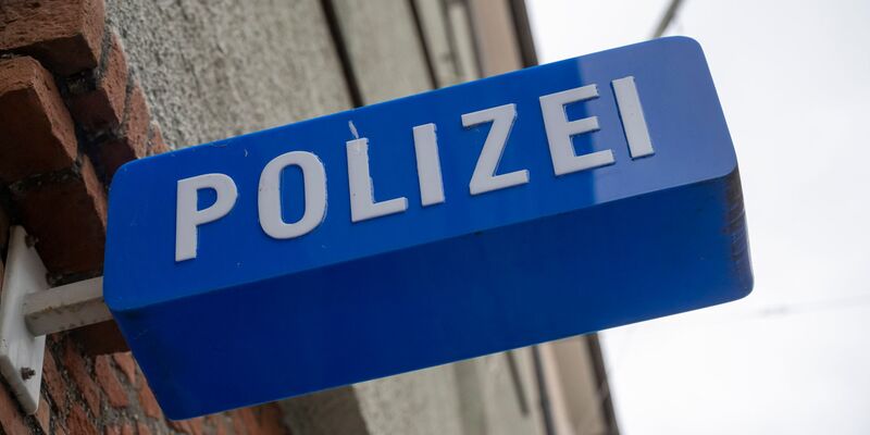 Die Frau gestattete dem vermeintlichen Mitarbeiter Zugriff auf ihr Handy. (Symbolbild) - Foto: Peter Kneffel/dpa