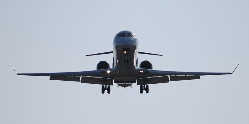 Die Pilotengewerkschaft VC Cockpit will im Tarifkonflikt mit der Lufthansa vorläufig auf Streiks verzichten. (Archivbild) - Foto: Robert Michael/dpa-Zentralbild/dpa