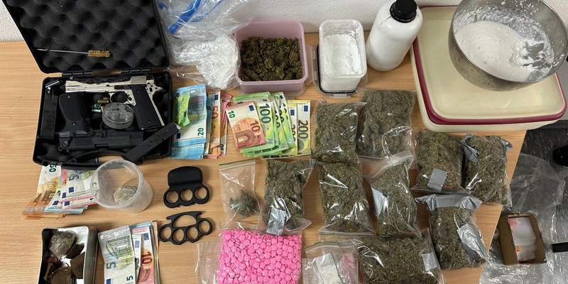 POL-DO: Drogen, Schreckschusspistolen, Bargeld und einmal U-Haft - Polizei wird bei Wohnungsdurchsuchung fündig - Foto: presseportal.de