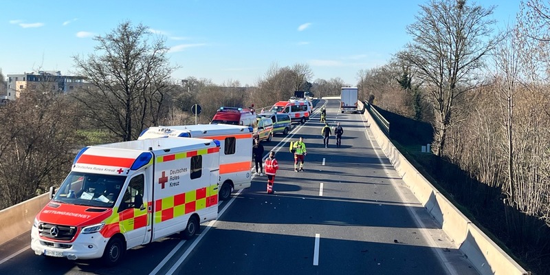 FW Weinheim: Schwerer Verkehrsunfall auf der B38 Westtangente - Mehrere Verletzte - Foto: presseportal.de