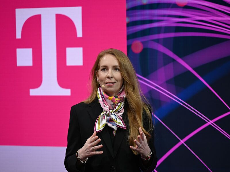 Starlink-Vertriebsmanagerin Stephanie Bednarek auf der Bühne des Telekom-Messestandes beim MWC. - Foto: Wolf von Dewitz/dpa