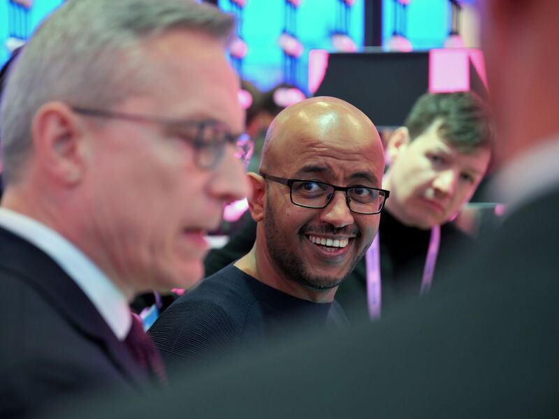 Telekom-Technologievorstand Abdu Mudesir (Mitte) bei einem Messerundgang mit Bundesdigitalminister Karsten Wildberger (links). - Foto: Wolf von Dewitz/dpa