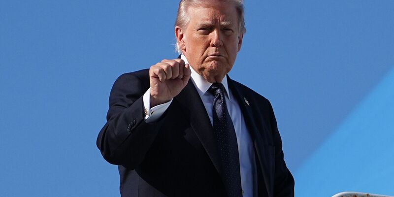 Trump kündigt verstärkte Angriffe auf den Iran an.  - Foto: Matt Rourke/AP/dpa