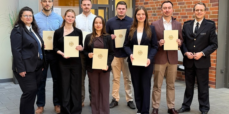 HZA-MS: Hauptzollamt Münster begrüßt Nachwuchskräfte Hauptzollamtsleiter Tobias Schreiber vereidigt sieben neue Anwärterinnen und Anwärter - Foto: presseportal.de