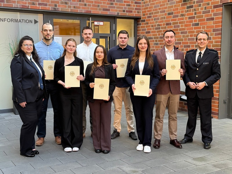 HZA-MS: Hauptzollamt Münster begrüßt Nachwuchskräfte Hauptzollamtsleiter Tobias Schreiber vereidigt sieben neue Anwärterinnen und Anwärter - Foto: presseportal.de