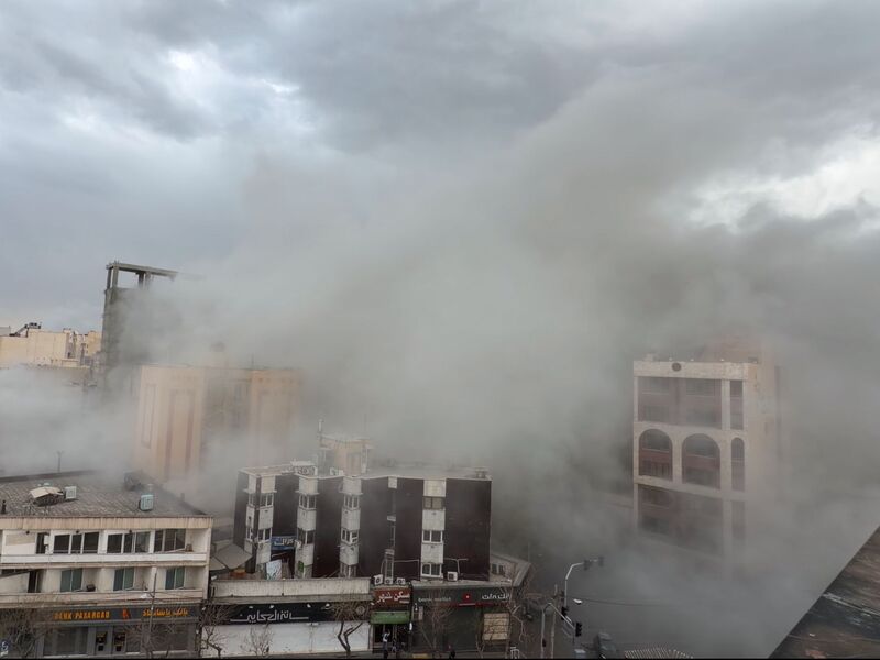 Die iranische Hauptstadt Teheran hat seit Samstag Hunderte Angriffe erlebt. - Foto: Mohsen Ganji/AP/dpa