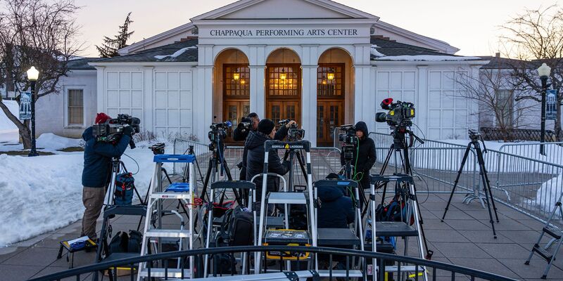 Die Clintons sagten hinter verschlossenen Türen im Chappaqua Performing Arts Center zum Skandal um Sexualstraftäter Epstein aus. - Foto: Angelina Katsanis/AP/dpa