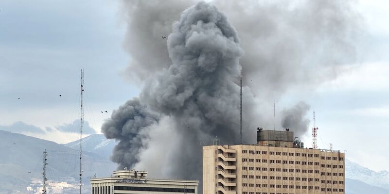 Die israelische Armee hatte Einwohner eines Stadtteils von Teheran zur sofortigen Flucht aufgerufen. - Foto: Mohsen Ganji/AP/dpa