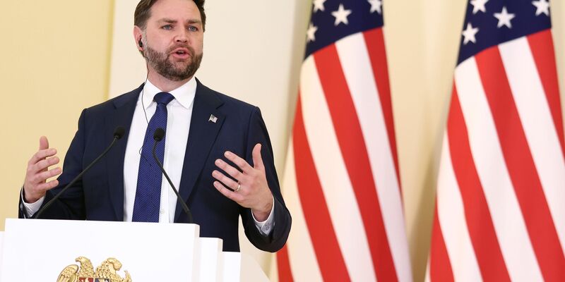 Die Frage nach einem Machtwechsel im Iran ist nach Darstellung von US-Vizepräsident JD Vance nebensächlich. (Archivbild) - Foto: Kevin Lamarque/POOL REUTERS/dpa