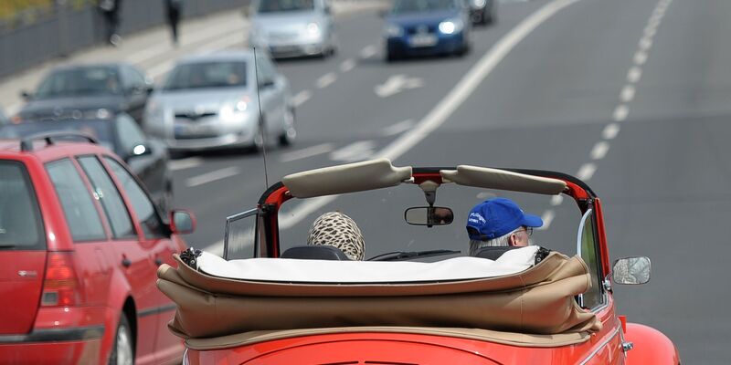 Als das Käfer Cabrio gebaut wurde, hatte es Kultstatus, heute wird immer seltener zur offenen Bauweise gegriffen. (Archivbild) - Foto: David Ebener/dpa