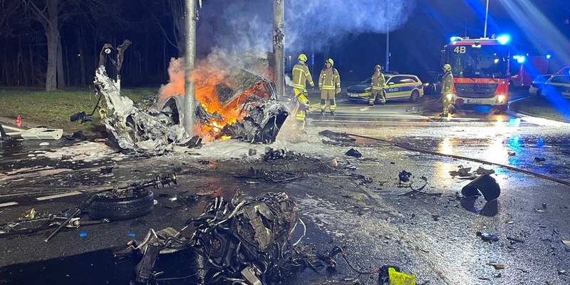 FW Hannover: Brennender PKW nach Verkehrsunfall - Foto: presseportal.de