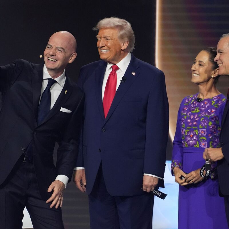 FIFA-Präsident Gianni Infantino (l-r) macht ein Selfie mit US-Präsident Donald Trump, der mexikanischen Präsidentin Claudia Sheinbaum und dem kanadischen Premierminister Mark Carney. (Archivbild) - Foto: Evan Vucci/AP/dpa