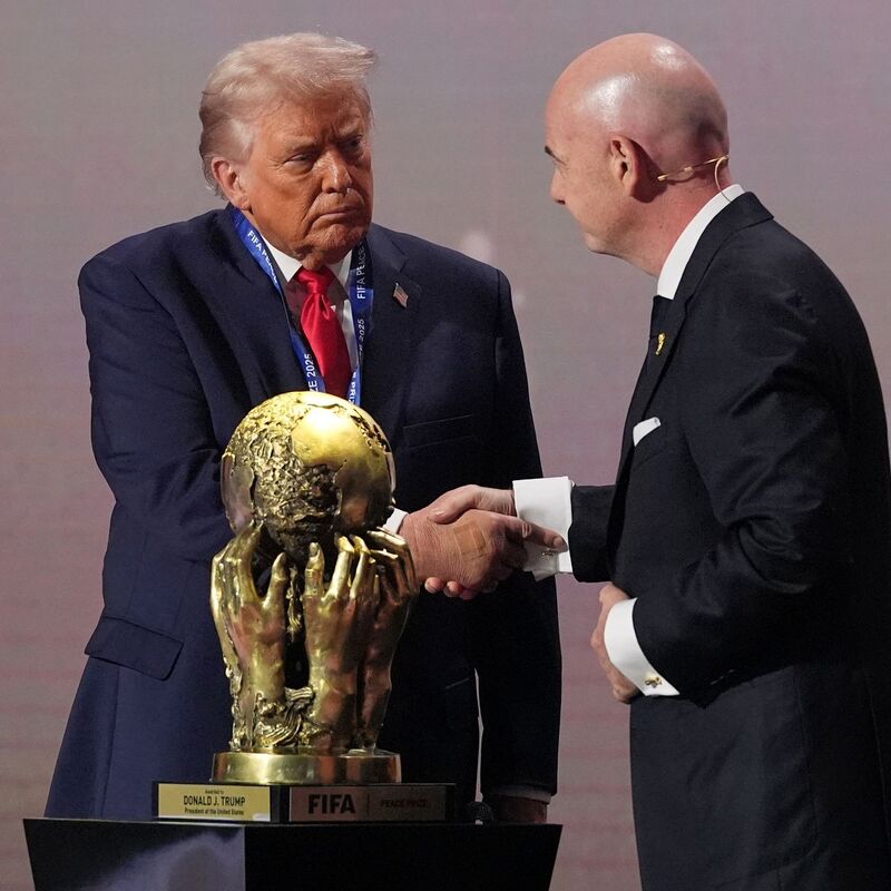 US-Präsident Donald Trump (l) und FIFA-Präsident Gianni Infantino beim Handshake. (Archivbild) - Foto: Jacquelyn Martin/AP/dpa