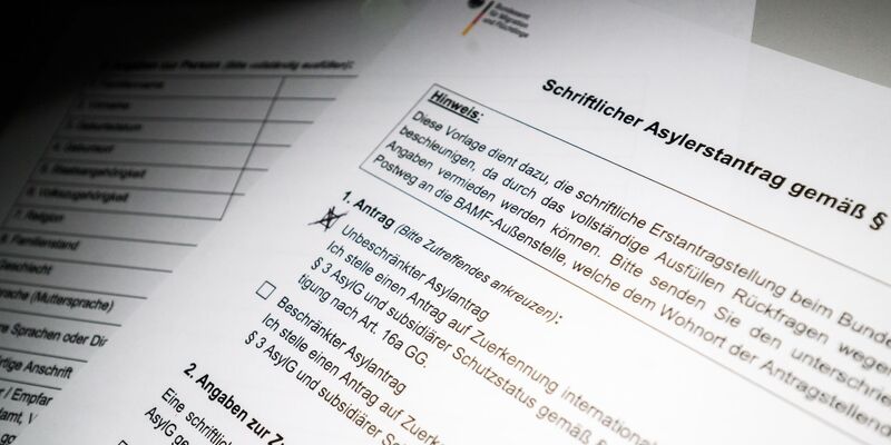 Die Zahl der in Deutschland gestellten Asylanträge ging 2025 deutlich zurück. (Illustration) - Foto: Julian Stratenschulte/dpa