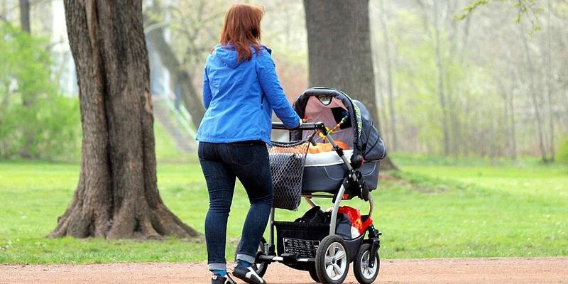 Mutter mit Kinderwagen (Archiv) - Foto: via dts Nachrichtenagentur