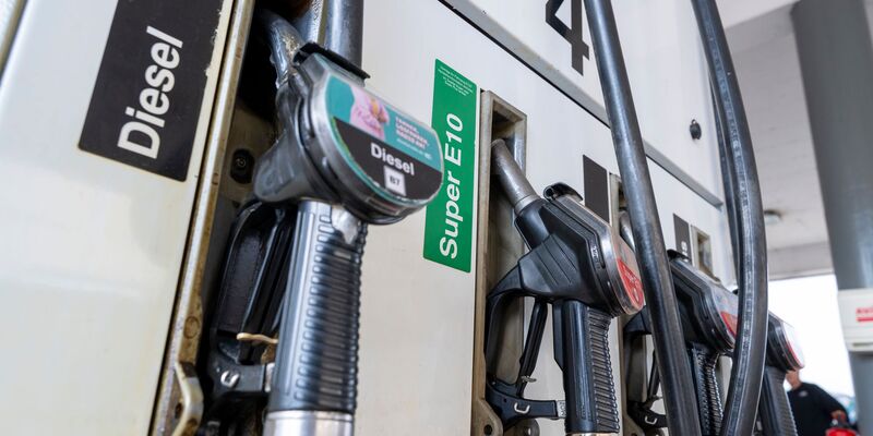 Diesel ist derzeit wieder teurer als Super E10 - auch das ist eine Folge des Iran-Krieges. - Foto: Peter Kneffel/dpa