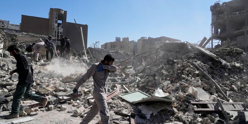 Der örtliche Rote Halbmond berichtet von Attacken in 153 iranischen Städten.  - Foto: Vahid Salemi/AP/dpa