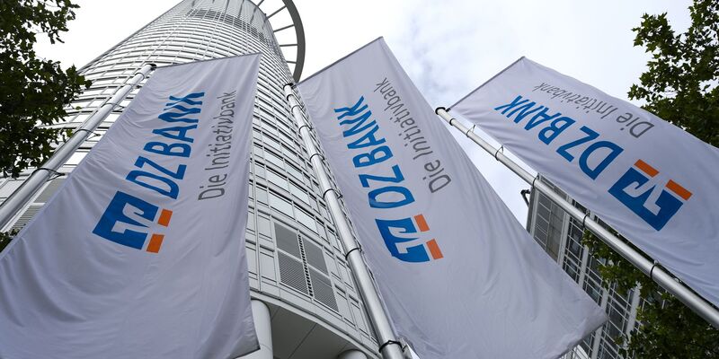 Die DZ Bank macht einen Gewinnsprung auf Rekordniveau (Archivbild) - Foto: Arne Dedert/dpa