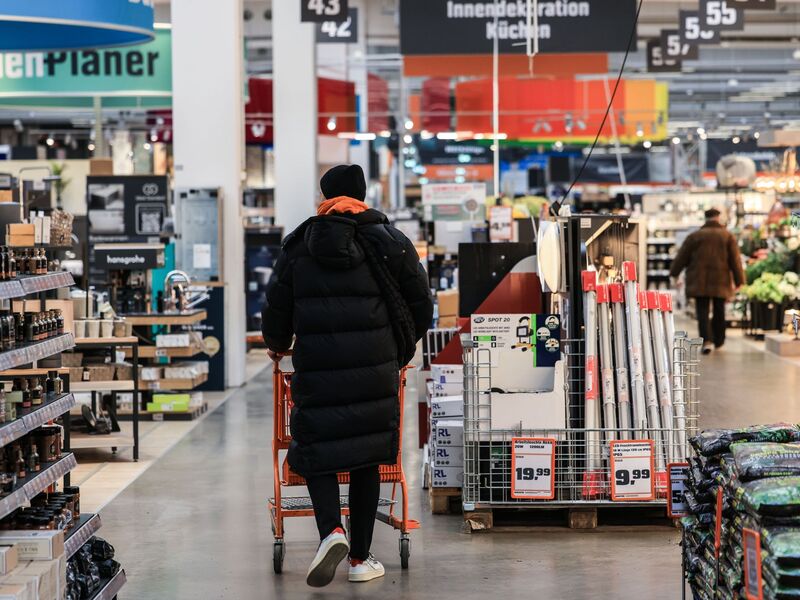 Viele Verbraucher kaufen Baumarktprodukte nicht mehr im Baumarkt, sondern in anderen Geschäften. - Foto: Oliver Berg/dpa
