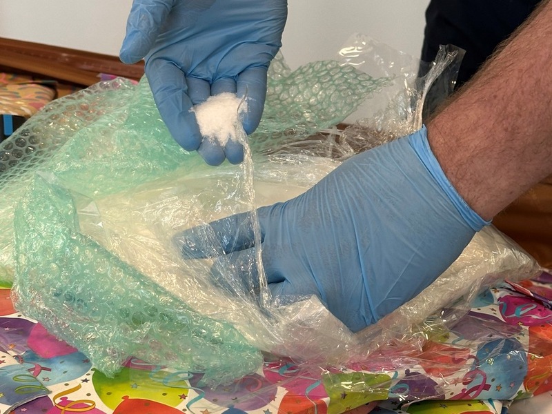 HZA-K: Kölner ZOLL findet rund 58 Kilogramm Partydrogen in goldenen Gartenzwergen und bei Schmuggler in Taxi / Ketamin mit einem Straßenverkaufswert von mehr als 2,3 Millionen Euro - Foto: presseportal.de