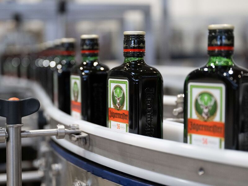 Jägermeister trotzt dem schwachen Markt und verkauft deutlich mehr Flaschen seines Kräuterlikörs. (Archivbild) - Foto: Sebastian Kahnert/dpa