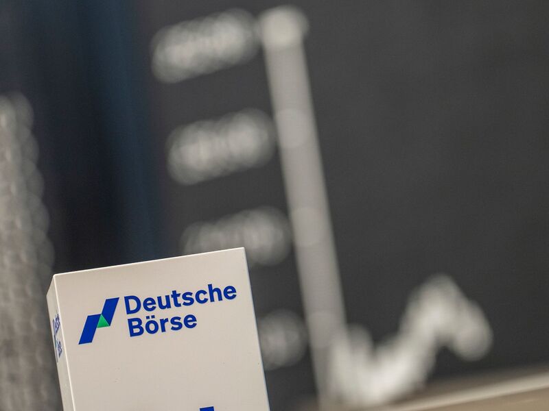 An der Börse sinken die Kurse. - Foto: Andreas Arnold/dpa