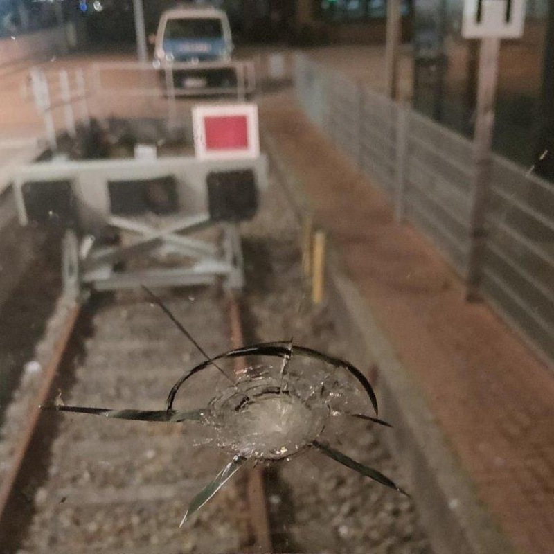 BPOL-BadBentheim: Zug vermutlich mit Steinen beworfen - Foto: presseportal.de