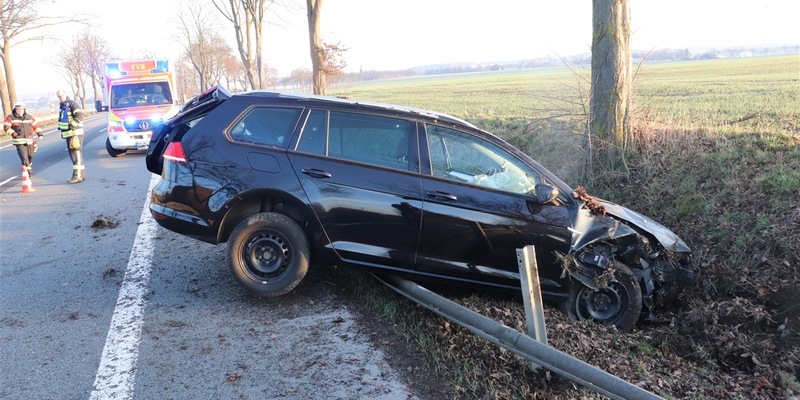 POL-HX: Fahrer leicht verletzt, VW Golf Totalschaden - Foto: presseportal.de