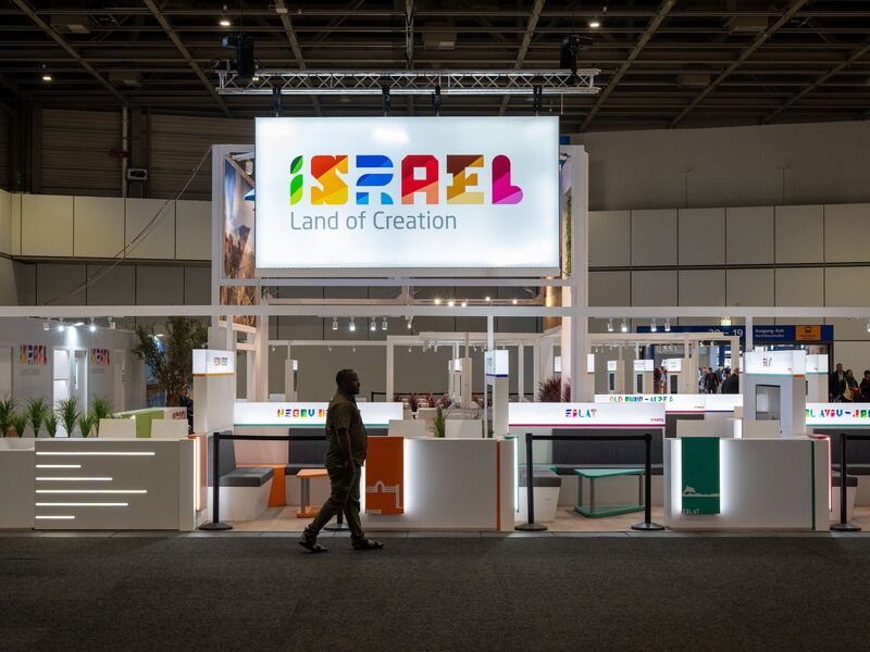 Israel hat seine Teilnahme an der ITB in Berlin aufgrund der aktuellen Lage in Nahost abgesagt. Der israelische Stand steht daher menschenleer in einer Messe-Halle. - Foto: Soeren Stache/dpa