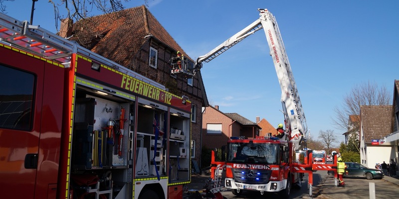 FW Wathlingen: Feuer im Treppenraum - 2 Menschen durch Feuerwehr gerettet - Foto: presseportal.de