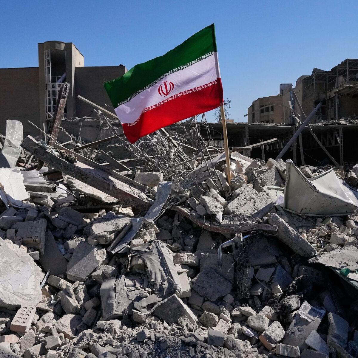 Nach Angaben des Roten Halbmonds hat es in mehr als 150 Städten Angriffe gegeben. - Foto: Vahid Salemi/AP/dpa