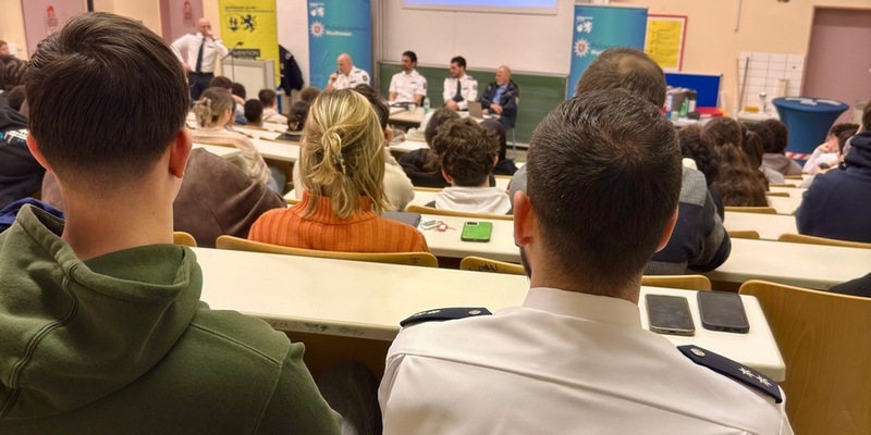 POL-WI: Veranstaltung der Dialogreihe Cops im Dialog - Polizei und Schule im Austausch in Wiesbaden - Foto: presseportal.de