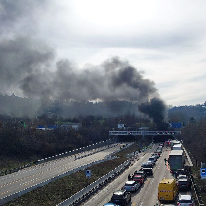 Im Engelbergtunnel entlang der A81 bei Ludwigsburg ist ein Brand ausgebrochen - mit weithin sichtbarer Rauchsäule.  - Foto: Karsten Schmalz/dpa