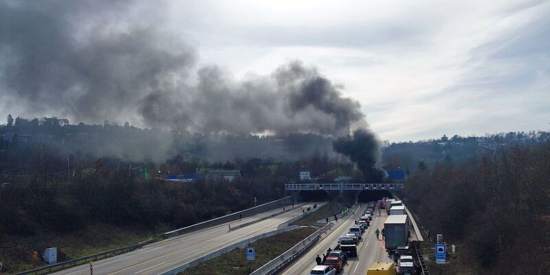 Im Engelbergtunnel entlang der A81 bei Ludwigsburg ist ein Brand ausgebrochen - mit weithin sichtbarer Rauchsäule. - Foto: Karsten Schmalz/dpa