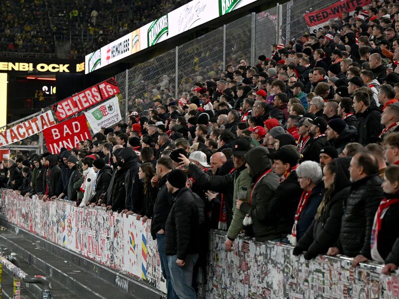 Wegen der Zusammenstöße vor Anpfiff boykottieren einige Bayern-Fans die Partie in Dortmund. (Archivbild) - Foto: Federico Gambarini/dpa