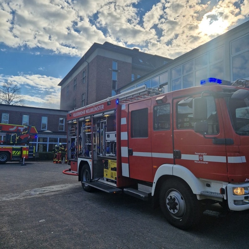 FW Neumünster: Starke Rauchentwicklung bei Feuer in der Walther-Lehmkuhl-Schule in Neumünster - Foto: presseportal.de