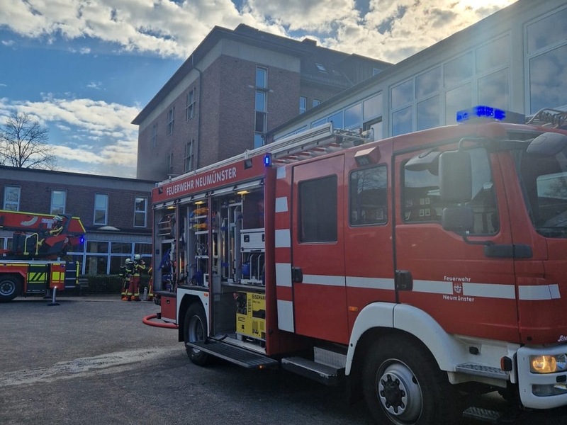 FW Neumünster: Starke Rauchentwicklung bei Feuer in der Walther-Lehmkuhl-Schule in Neumünster - Foto: presseportal.de