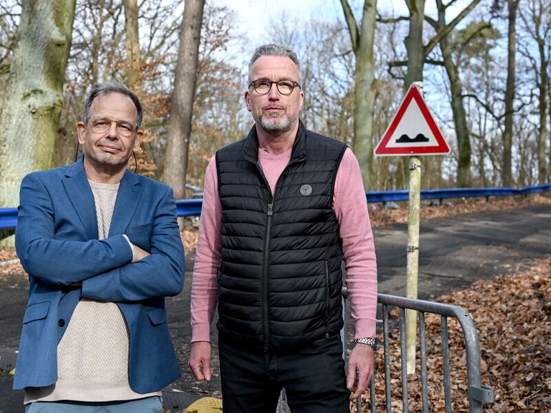 Hajo Seppelt und Jörg Mebus (r) wurde für die Pressekonferenz im Müggelturm nicht zugelassen (Archivbild) - Foto: Britta Pedersen/dpa