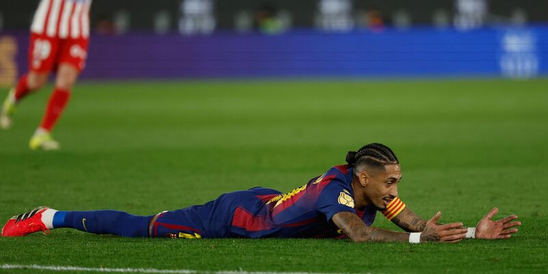 Raphinha und der FC Barcelona sind im Pokal an Atlético Madrid gescheitert. - Foto: Joan Monfort/AP/dpa