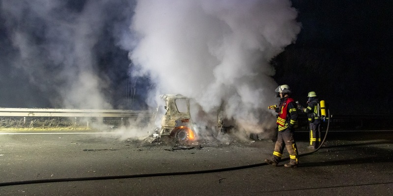 FW Porta Westfalica: 03.03.2026 - A2: PKW in Vollbrand - Foto: presseportal.de