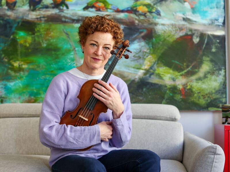 Carolin Widmann hatte Angst um ihr wertvolles Instrument. Nun hat die Lufthansa die Regel für kleine Instrumente geändert. - Foto: Jan Woitas/dpa