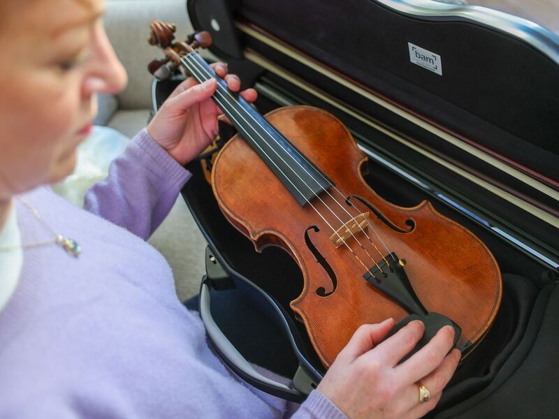Der Geigenkasten durfte nicht in den Flieger - jetzt gibt es Änderungen bei der Lufthansa - Foto: Jan Woitas/dpa