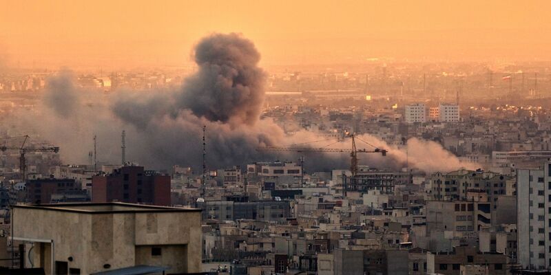 Die israelische Luftwaffe hat erneut Militäranlagen im Iran angegriffen. - Foto: Vahid Salemi/AP/dpa