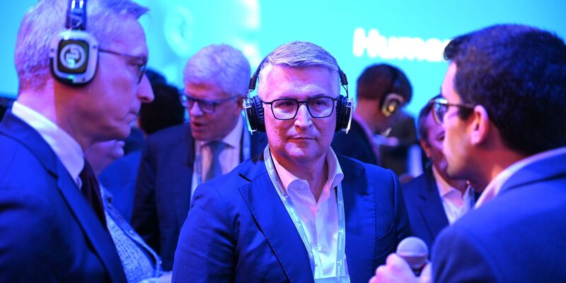 O2-Chef Santiago Argelich Hesse (Mitte) bei einer Vorführung beim MWC an der Seite von Bundesdigitalminister Karsten Wildberger (links). - Foto: Wolf von Dewitz/dpa