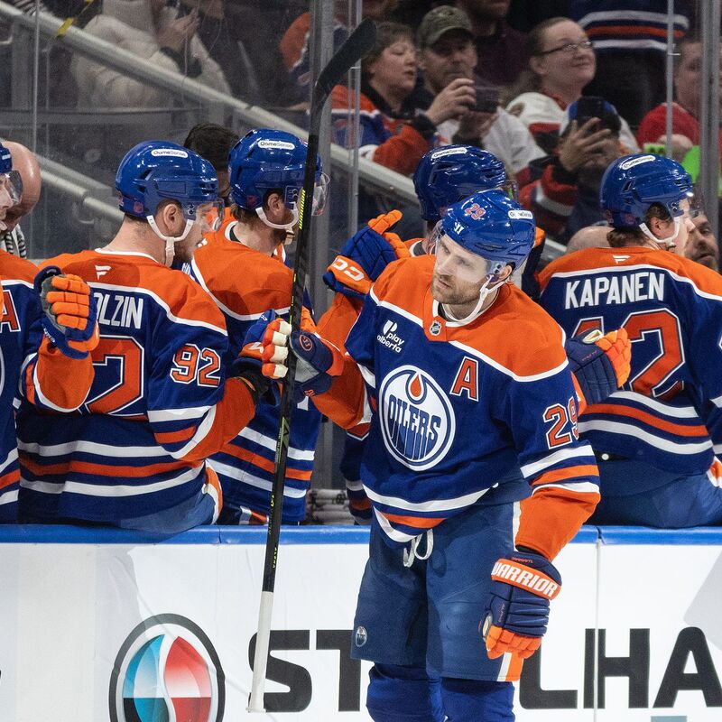 Leon Draisaitl durfte sich für zwei Tore von den Kollegen feiern lassen. - Foto: Jason Franson/The Canadian Press/AP/dpa
