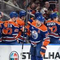 Leon Draisaitl durfte sich für zwei Tore von den Kollegen feiern lassen. - Foto: Jason Franson/The Canadian Press/AP/dpa