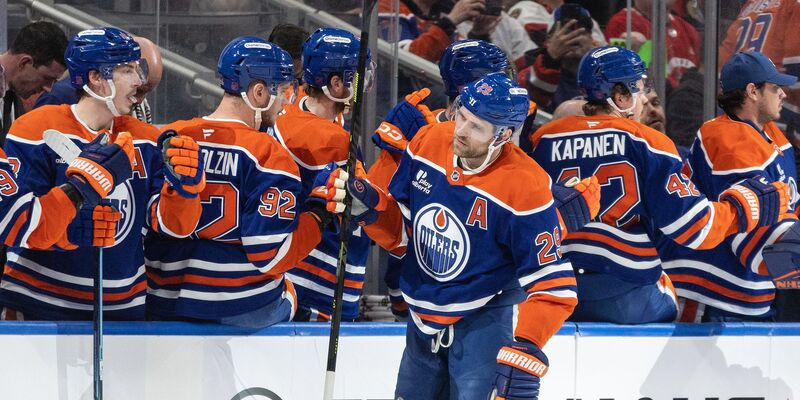 Leon Draisaitl durfte sich für zwei Tore von den Kollegen feiern lassen. - Foto: Jason Franson/The Canadian Press/AP/dpa