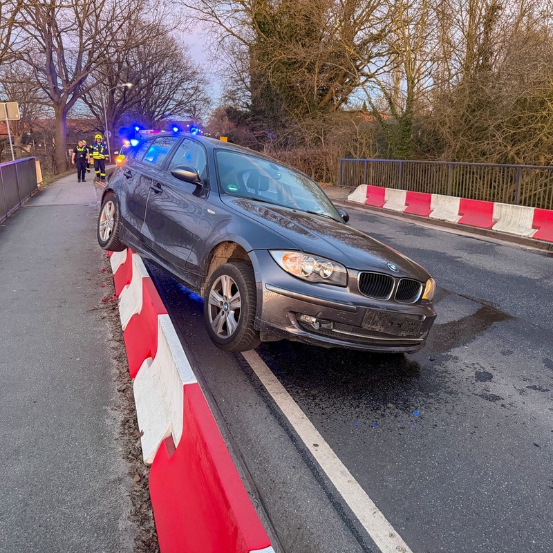 FW Flotwedel: Fahrzeug kollidiert mit Straßenleitwand bei Oppershausen - Foto: presseportal.de